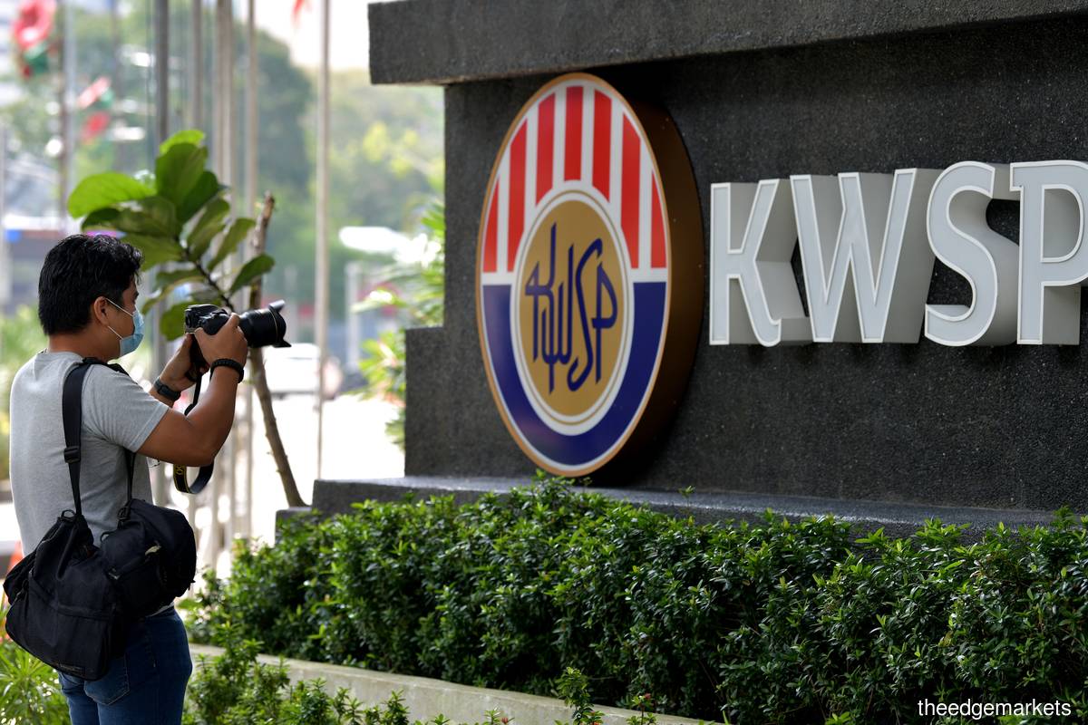 According to the EPF's CEO, the retirement fund is looking forward to have Grab drivers and delivery partners signing up as the fund’s members and contribute voluntarily to their retirement savings, be it via i-Saraan or self-contributions. (Photo by Mohd Suhaimi Mohamed Yusuf/The Edge)